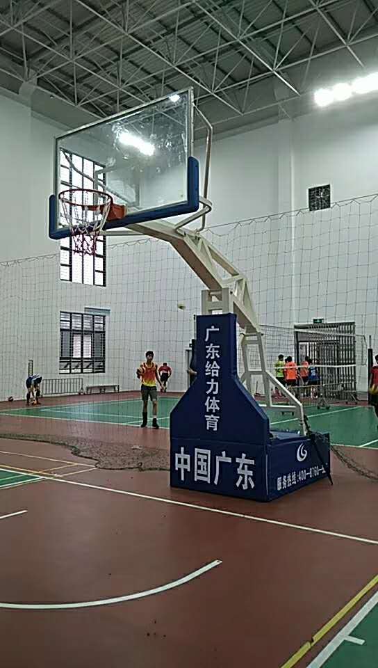  江門臺(tái)山市一中安裝液壓籃球架工程案例 